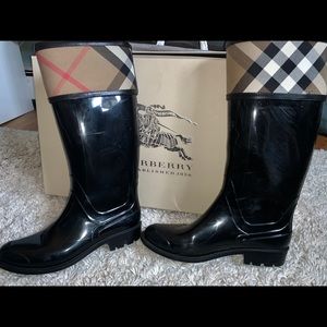 Great condition Burberry rain boots!